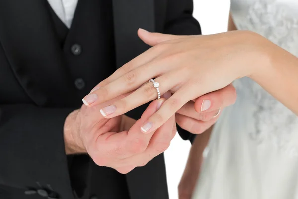 Vőlegény és menyasszony esküvő gyűrű cseréje — Stock Fotó