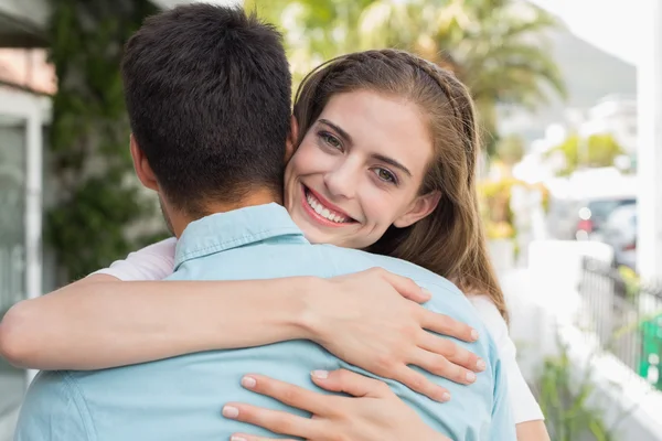 Liefdevolle jong koppel omarmen buitenshuis — Stockfoto