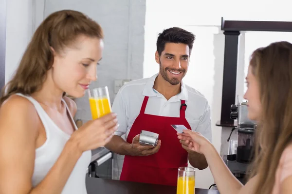 Kobiety płaci rachunek pijąc sok pomarańczowy w kawiarni — Zdjęcie stockowe
