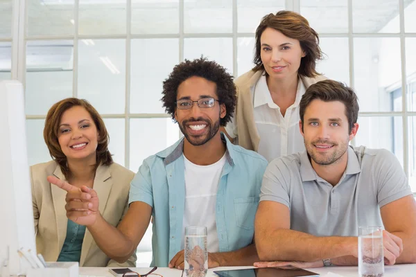 Business people with computer at office desk — Stock Photo, Image