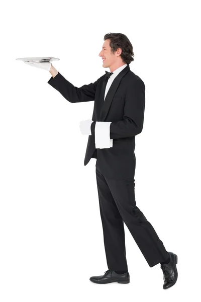 Cameriere che trasporta vassoio su sfondo bianco — Foto Stock