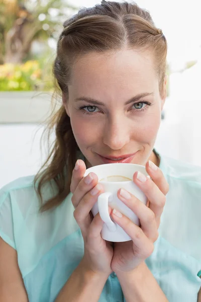 Schöne junge Frau trinkt Kaffee im Café — Stockfoto