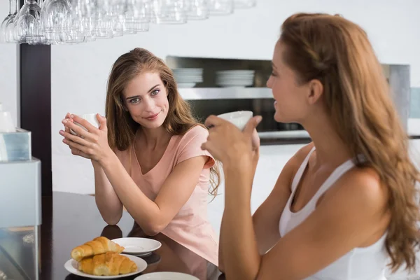 Kvinnliga vänner att ha kaffe på coffee shop — Stockfoto