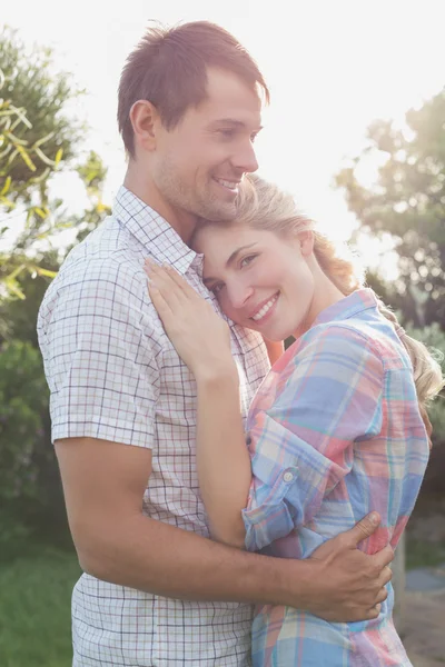 Coppia sorridente che si abbraccia nel parco — Foto Stock