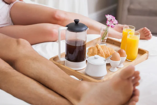 Unterer Teil des Paares frühstückt im Bett — Stockfoto