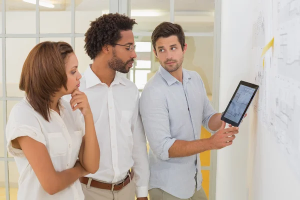 Geschäftsleute nutzen digitales Tablet bei Besprechungen — Stockfoto