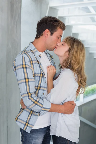 Vista laterale di una coppia amorevole baciare — Foto Stock