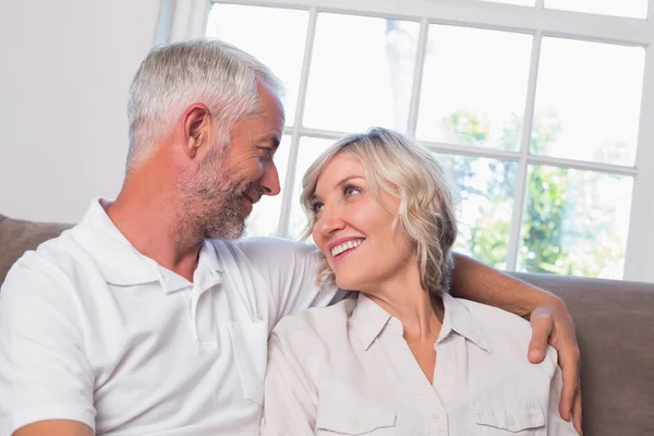 Relaxed mature couple looking at each other — Stock Photo, Image