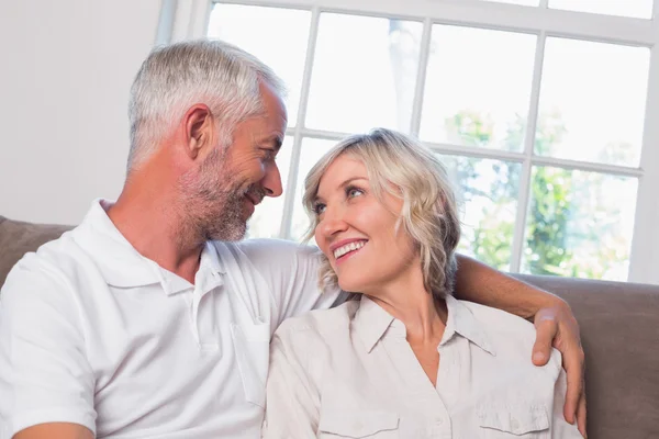 Entspanntes reifes Paar schaut einander an — Stockfoto