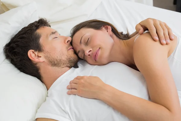 Entspanntes Paar schläft zusammen im Bett — Stockfoto