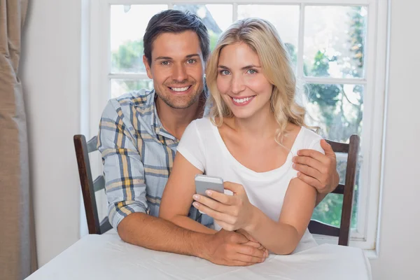 Älskande par läsa textmeddelande tillsammans hemma — Stockfoto