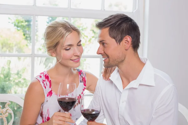 Felice amorevole giovane coppia con bicchieri di vino — Foto Stock
