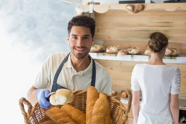 Junger Kellner mit Brotkorb im Café — Stockfoto