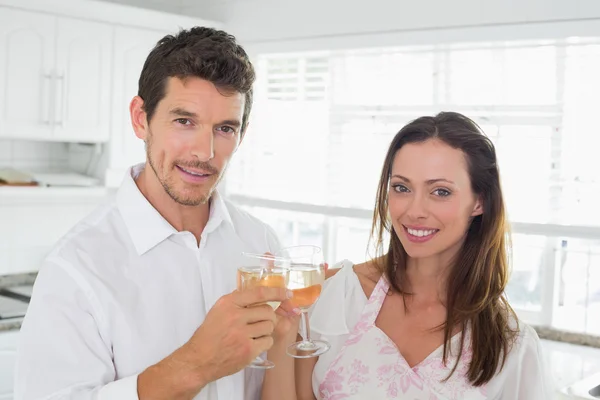 Amor pareja tostando copas de vino en la cocina —  Fotos de Stock
