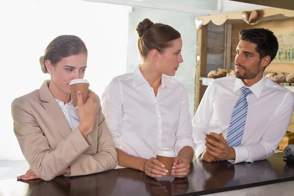 Team under rasten i office cafeteria — Stockfoto