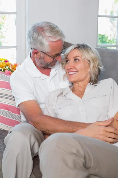 Entspannte ältere Paare sitzen auf dem Sofa — Stockfoto