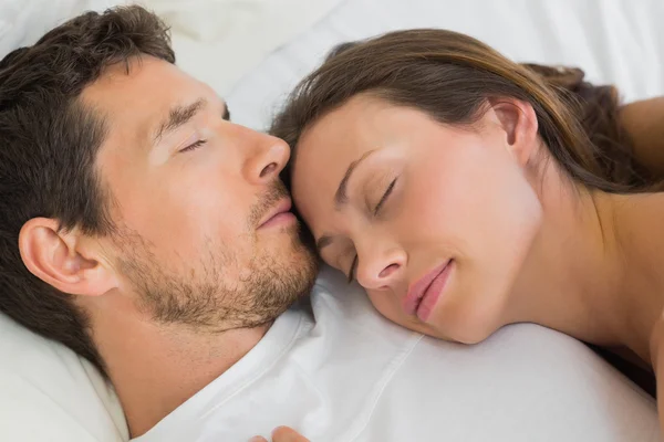 Uvolněná pár spí spolu v posteli — Stock fotografie