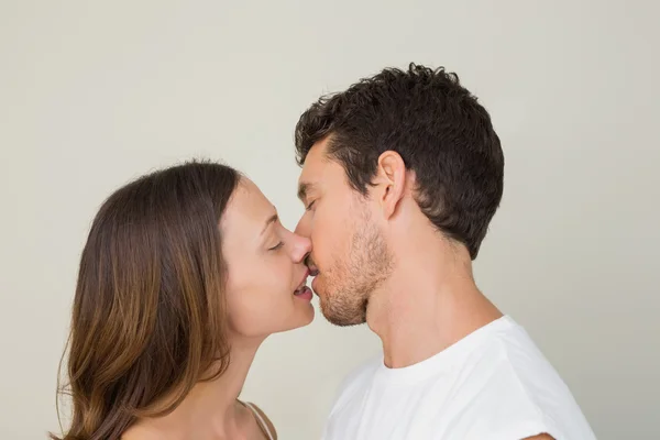 Vista lateral de una pareja amorosa besándose — Foto de Stock