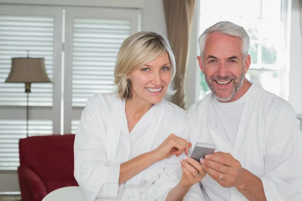 Couple reading text message at home — Stock Photo, Image