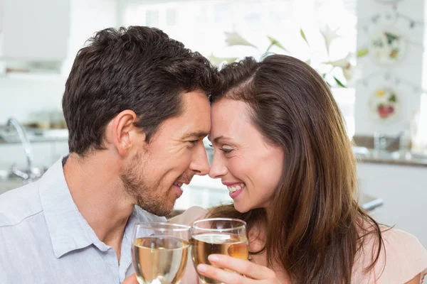 Любящая пара с бокалами вина дома — стоковое фото