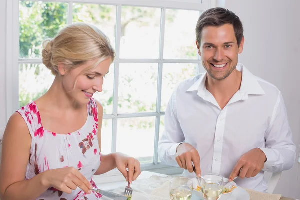 Retrato de una pareja feliz comiendo — Foto de Stock