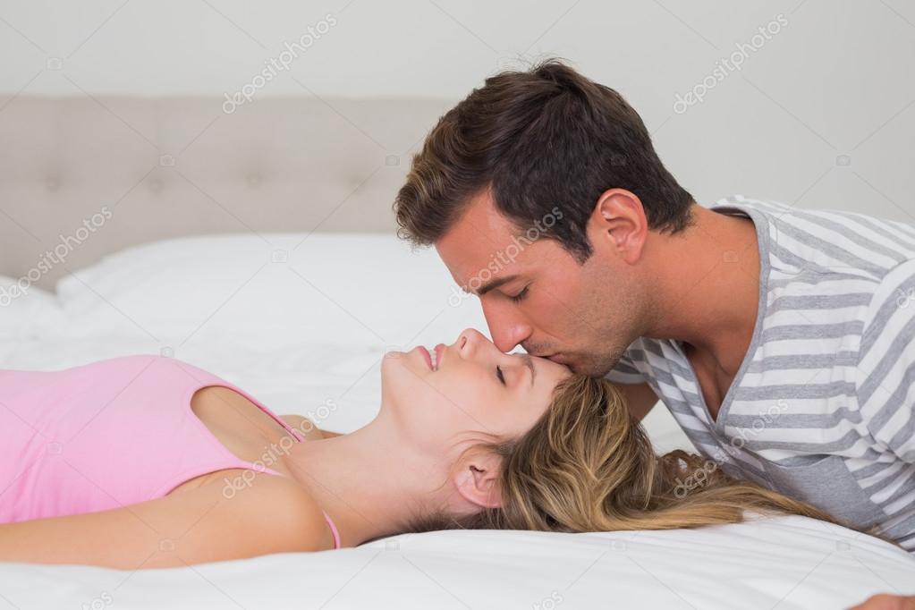 男はベッドの中で若い女性にキスを愛する ストック写真 C Lightwavemedia 男はベッドの中で若い女性にキスを愛する ストック写真 C Lightwavemedia