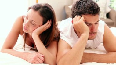 mutsuz çift söz etmiyorum yatakta yatarken