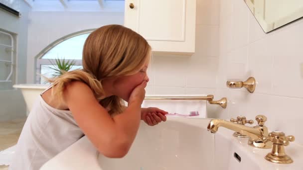 Linda niñita cepillándose los dientes — Vídeo de stock