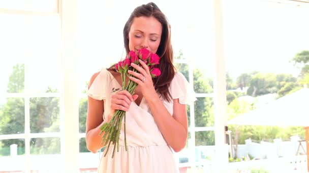 バラの花束の香りのきれいな女性 — ストック動画