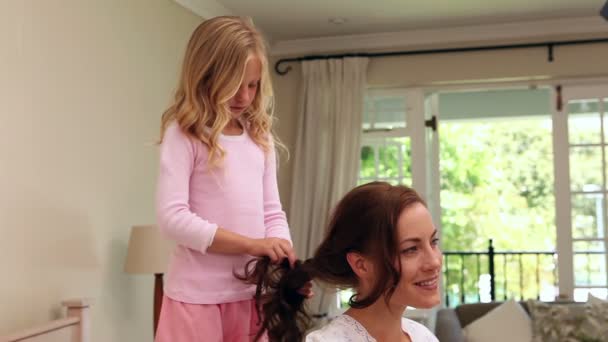 Menina cravando o cabelo de suas mães — Vídeo de Stock