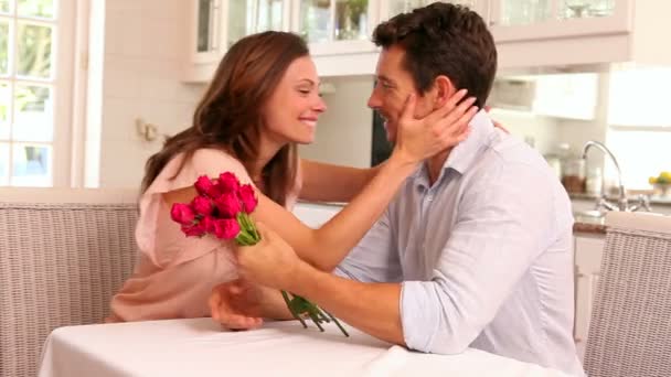 Feliz hombre dando a su pareja rosas rosadas — Vídeos de Stock