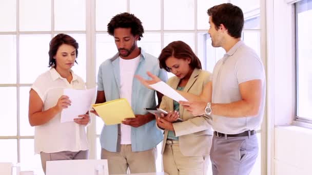 Equipe de negócios casual de pé e falando — Vídeo de Stock