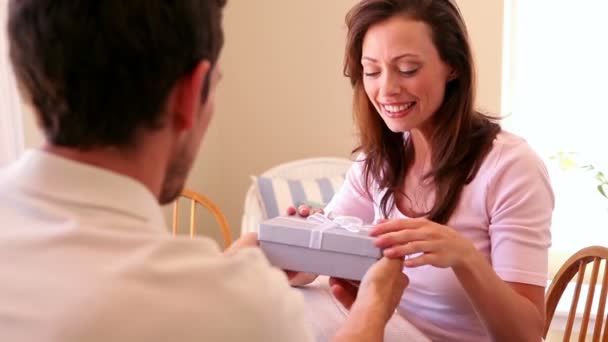 Mujer abriendo un regalo de su novio — Vídeos de Stock