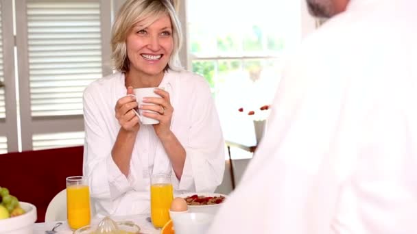 Casal feliz tomando café da manhã — Vídeo de Stock