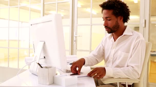 Empresário trabalhando em sua mesa — Vídeo de Stock