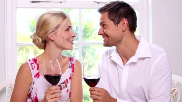 Mutlu genç bir çift kırmızı şarap içme — Stok video