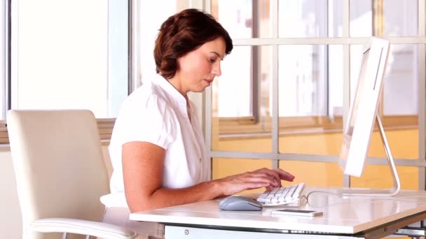 Zakenvrouw werkt aan haar bureau — Stockvideo