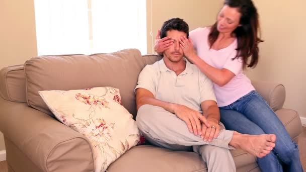 Женщина закрывает глаза своим парням — стоковое видео