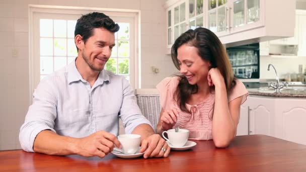 Glückliches Paar beim gemeinsamen Kaffeetrinken — Stockvideo