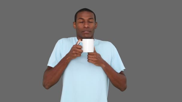 Hombre joven casual disfrutando de una taza de café — Vídeo de stock