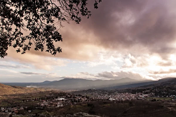 Krásný západ slunce nad vesnicí — Stock fotografie