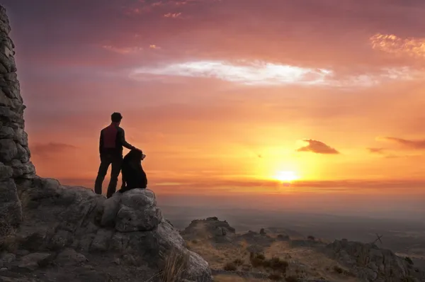 Homem e cão ao amanhecer - 2 — Fotografia de Stock