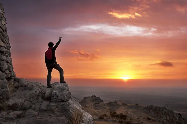 Homem no topo de uma montanha vitorioso admirando o nascer do sol - 2 — Fotografia de Stock