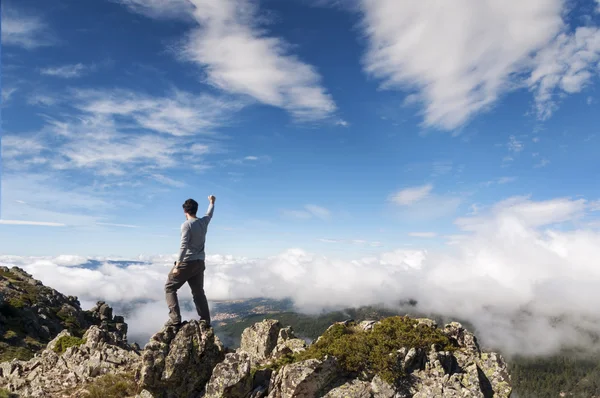 Les nuages sous leurs pieds — Photo