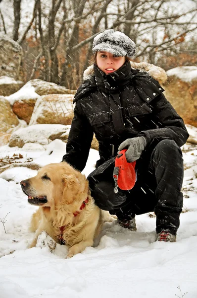Jovem com seu cão posando em um inverno frio — Fotografia de Stock