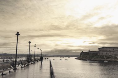 catwalk pier yürüyen adam