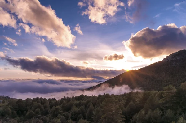 Hermosa puesta de sol en las montañas humeantes de Guadarrama — Foto de Stock