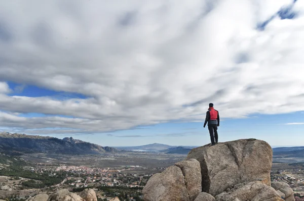 Hombre en la cima de la montaña —  Fotos de Stock