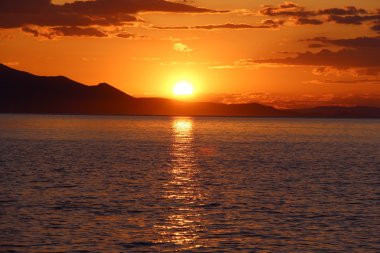 Yunan deniz üzerinden günbatımı