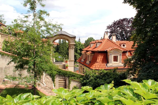 Château de Prague, jardins et toits rouges, République tchèque — Photo